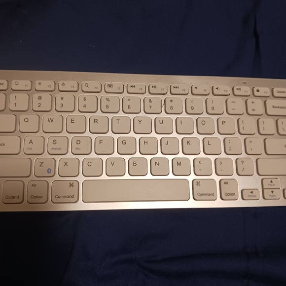 ANKER ultra compact Bluetooth keyboard  modelA7726 - Picture 1 of 3